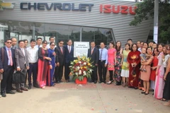 Thứ trưởng Ngoại giao Vũ Hồng Nam thăm và làm việc tại Angola. (Ảnh: TTXVN phát)