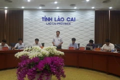 Chánh Văn Phòng Ủy ban Nhân dân tỉnh Lào Cai Vương Trinh Quốc chủ trì họp báo. (Ảnh: Hương Thu/TTXVN)