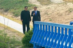 Tổng thống Hàn Quốc Moon Jae-in (phải) và nhà lãnh đạo Triều Tiên Kim Jong-un cùng đi bộ tại làng đình chiến Panmunjom. (Nguồn: Yonhap/TTXVN)