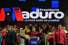 Tổng thống Venezuela Nicolas Maduro (giữa, phía trước) phát biểu trước những người ủng hộ sau khi Ủy ban bầu cử quốc gia công bố kết quả bầu cử. (Nguồn: AFP/TTXVN)