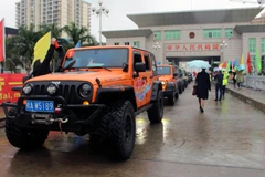 Xe du lịch tự lái từ Đông Hưng qua cửa khẩu Móng Cái. (Ảnh: Văn Đức/TTXVN)