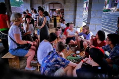 Du khách nước ngoài tham quan tại Làng văn hóa Du lịch các dân tộc Việt Nam. (Ảnh: Trọng Đạt/TTXVN)