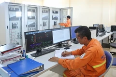 Công nhân Công ty Điện lực Hà Nam tăng cường ứng trực đảm bảo cấp điện an toàn liên tục. (Ảnh: Ngọc Hà/TTXVN)