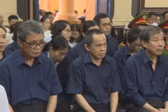 Các bị cáo Hoàng Văn Toàn, Trần Sơn Nam (từ trái qua) tại phiên tòa ngày 18/5. (Ảnh: Thành Chung/TTXVN)