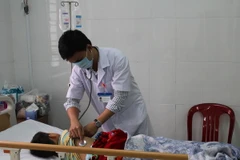 Chăm sóc bệnh nhân tại Bệnh viện đa khoa tỉnh Đắk Nông. (Ảnh: Ngọc Minh/TTXVN)