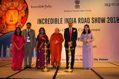 Bà Rashmi Vera, Thứ trưởng Bộ Du lịch Ấn Độ (thứ ba, từ trái sang) cùng các đại biểu dự chương trình xúc tiến du lịch Ấn Độ Kỳ Thú - 2018. (Ảnh: Thanh Vũ/TTXVN)