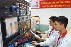 Các thí sinh thi nghề Internet vạn vật (nghề trình diễn) tại Hội đồng thi quốc gia số 6 - Trường Cao đẳng nghề Công nghệ cao Hà Nội. (Ảnh: Anh Tuấn/TTXVN)