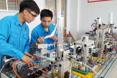 Các thí sinh thi nghề Tự động hóa công nghiệp tại Hội đồng thi quốc gia số 6 - Trường Cao đẳng nghề Công nghệ cao Hà Nội. (Ảnh: Anh Tuấn/TTXVN)