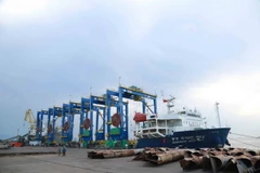 Quảng Ngãi xuất khẩu năm cẩu trục bánh lốp đến Ấn Độ 