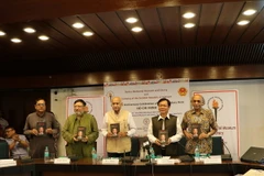 Ra mắt cuốn sách về Bác Hồ. (Ảnh: Huy Bình/TTXVN)