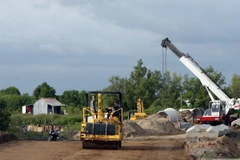 Thi công dự án đường Hồ Chí Minh đoạn Năm Căn-Đất Mũi. (Ảnh: Huy Hùng/TTXVN)