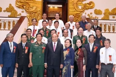 Thủ tướng Nguyễn Xuân Phúc và các cựu thiếu niên dũng sỹ diệt Mỹ. (Ảnh: Thống Nhất/TTXVN)