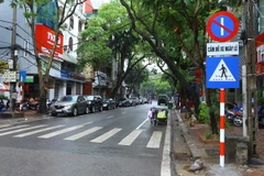 Thí điểm đỗ xe theo ngày chẵn-lẻ trên phố Thi Sách, quận Hai Bà Trưng. (Ảnh: TTXVN)