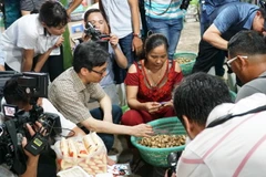 Phó thủ tướng Phủ Vũ Đức Đam cùng đoàn công tác thị sát tình hình kinh doanh buôn bán của bà con tiểu thương và công tác đảm bảo an toàn vệ sinh thực phẩm tại Chợ đầu mối Bình Điền. (Ảnh: Phương Vy/TTXVN)