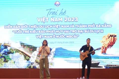 Tiết mục nghệ thuật của các bạn trẻ kiều bào tại diễn đàn "Giới thiệu du lịch Việt Nam và thành phố Đà Nẵng" với chủ đề "Tuổi trẻ Kiều bào phát huy vai trò đại sứ du lịch Việt Nam ở nước ngoài". (Ảnh: Văn Dũng/TTXVN)