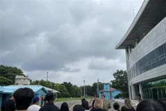 Binh sỹ Mỹ Travis King (thứ 4, trái, áo đen) trong chuyến tham quan Khu vực an ninh chung trong Khu phi quân sự (DMZ) giữa hai miền Triều Tiên ngày 18/7/2023. (Ảnh: AFP/TTXVN)