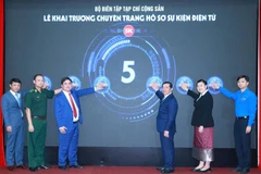 Đại biểu thực hiện nghi thức khai trương Chuyên trang Hồ sơ Sự kiện điện tử. (Ảnh: Phương Hoa/TTXVN)