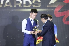 Ban Tổ chức trao giải cầu thủ xuất sắc nhất Giải Vô địch quốc gia cho cầu thủ Nguyễn Hoàng Đức của CLB Viettel. (Ảnh: Minh Quyết/TTXVN)