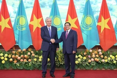 Thủ tướng Phạm Minh Chính hội kiến Tổng thống Kazakhstan Kassym-Jomart Tokayev. (Ảnh: Dương Giang/TTXVN)