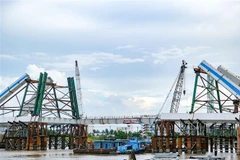 Cầu Trần Hoàng Na bắc qua sông Cần Thơ, kết nối quận Ninh Kiều và quận Cái Răng, dự kiến sẽ hoàn thành vào cuối năm 2023. (Ảnh: Thanh Liêm/TTXVN)