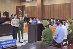 Bị cáo Phạm Thị Hằng, nguyên Giám đốc Sở giáo dục và đào tạo tỉnh Thanh Hóa được áp giải ra trước tòa. (Ảnh: TTXVN phát)