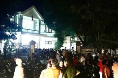 Rất nhiều người dân tập trung tại Đội Quản lý điện tổng hợp Lao Bảo, tỉnh Quảng Trị. (Nguồn: Báo Công Thương)