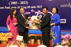 Đại sứ Việt Nam tại Campuchia Nguyễn Huy Tăng (phải) tặng quà cho Hội Khmer - Việt Nam tại Campuchia. (Ảnh: Hoàng Minh/TTXVN)