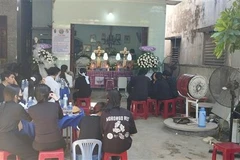 Đám tang của 3 mẹ con bị nghi đầu độc bằng khí CO tại thôn Vĩnh Đông, xã Cam An Nam, huyện Cam Lâm, tỉnh Khánh Hòa. (Ảnh: TTXVN phát)