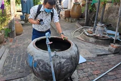 Đoàn công tác của Bộ Y tế kiểm tra công tác phòng chống sốt xuất huyết tại phường Mũi Né, thành phố Phan Thiết. (Ảnh: Hồng Hiếu/TTXVN)