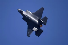 Máy bay chiến đấu F-35 trình diễn tại Triển lãm hàng không Aero India ở Bengaluru, Ấn Độ ngày 14/2. (Ảnh: THX/TTXVN)