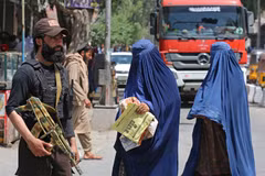 Nhân viên an ninh Taliban gác trên một đường phố ở Jalalabad, Afghanistan, ngày 30/4/2023. (Ảnh: AFP/TTXVN)