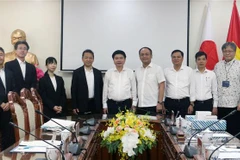 Các đại biểu chụp ảnh lưu niệm. (Ảnh: Nguyễn Chinh/ TTXVN)