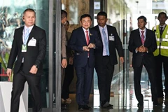 Cựu Thủ tướng Thái Lan Thaksin Shinawatra (giữa) tại sân bay Don Mueang, Bangkok, Thái Lan, ngày 22/8. (Ảnh: AFP/TTXVN)