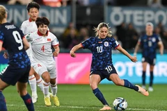 Pha ghi bàn của tiền vệ Danielle van de Donk (số 10) vào lưới tuyển Việt Nam. Tỷ số được nâng lên 5-0 cho Hà Lan. (Ảnh: AFP/TTXVN)