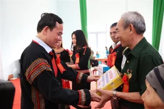 Phó Thủ tướng Chính phủ Trần Lưu Quang tặng quà cho bà con khó khăn xã Ea Tul, huyện Cư M’gar, tỉnh Đắk Lắk. (Ảnh: Tuấn Anh/TTXVN)