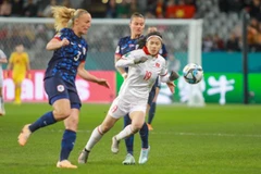 Tiền đạo Thanh Nhã giữa vòng vây hậu vệ Hà Lan. (Ảnh: TTXVN phát)