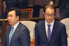 Hạ nghị sỹ Youn Kwan-suk và Hạ nghị sỹ Lee Sung-man. (Nguồn: Yonhap)