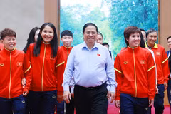 Thủ tướng Phạm Minh Chính tặng hoa cho các cầu thủ Đội tuyển Bóng đá Nữ Quốc gia Việt Nam. (Ảnh: Dương Giang/TTXVN)