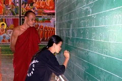 Các vị sư Chùa Ô Chum (thị xã Ngã Năm), tỉnh Sóc Trăng, dạy chữ cho con em đồng bào dân tộc ở tại địa phương. (Ảnh: Tuấn Phi/TTXVN)