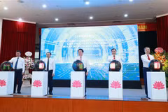 Trưởng Ban Tuyên giáo Trung ương Nguyễn Trọng Nghĩa và các đại biểu khai trương Hệ thống phổ biến, bồi dưỡng, cập nhật kiến thức lý luận chính trị cho cán bộ, đảng viên trên Internet. (Ảnh: Phương Hoa/TTXVN)