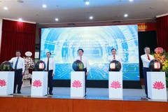 Trưởng Ban Tuyên giáo Trung ương Nguyễn Trọng Nghĩa và các đại biểu khai trương Hệ thống phổ biến, bồi dưỡng, cập nhật kiến thức lý luận chính trị cho cán bộ, đảng viên trên Internet. (Ảnh: Phương Hoa/TTXVN)