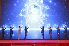 Chủ tịch Quốc hội Vương Đình Huệ và đại biểu thực hiện nghi thức ấn nút công bố Logo, Bộ Nhận diện, Website Hội nghị Nghị sỹ Trẻ Toàn cầu lần thứ 9. (Ảnh: Doãn Tấn/TTXVN)