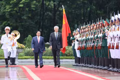 Thủ tướng Phạm Minh Chính và Thủ tướng Singapore Lý Hiển Long duyệt Đội Danh dự Quân đội Nhân dân Việt Nam. (Ảnh: Dương Giang/TTXVN)