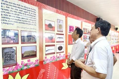 Khách tham quan triển lãm. (Ảnh: TTXVN phát)