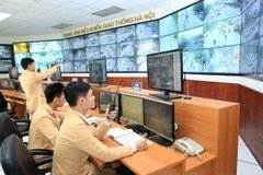 Cảnh sát Giao thông làm nhiệm vụ tại Trung tâm Điều khiển Giao thông Hà Nội. (Ảnh minh họa: Doãn Tấn/TTXVN)