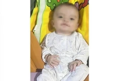 Bé trai đã được người thân đến nhận về chăm sóc. (Ảnh: Chanh Đa/TTXVN)