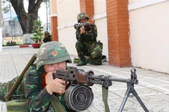 Chiến sỹ Trung đoàn Gia Định huấn luyện các phương án sẵn sàng chiến đấu bảo vệ các mục tiêu, trụ sở của Thành phố Hồ Chí Minh trong ngày lễ, Tết của dân tộc. (Ảnh: Trọng Đức/TTXVN)