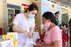 Cấp phát thuốc cho người dân có hoàn cảnh khó khăn tại xã Ea Tul, huyện Cư M’gar, tỉnh Đắk Lắk. (Ảnh minh họa: Tuấn Anh/TTXVN)