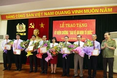 Bộ Công an trao kỷ niệm chương cho các lãnh đạo ngoại giao