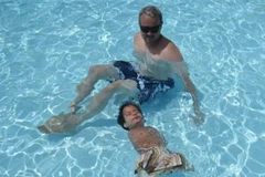 Nghị lực sống ấn tượng của cậu bé sinh ra không có tay, chân